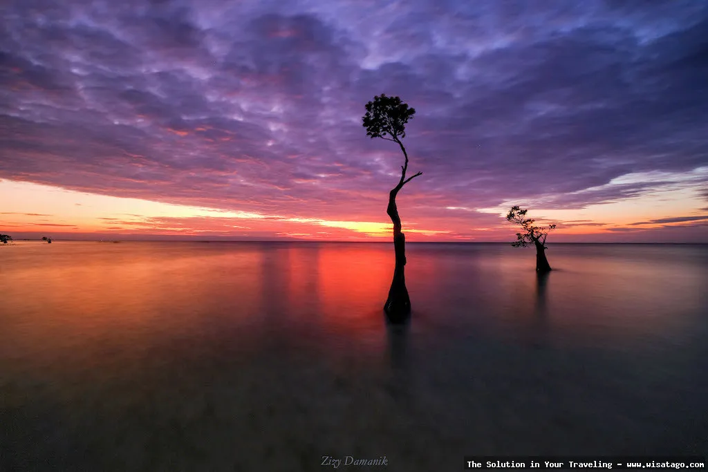 wisata Pantai Walakiri saat matahari terbenam