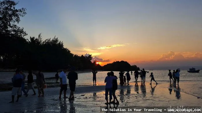 Wisata Pantai Walakiri saat matahari terbenam