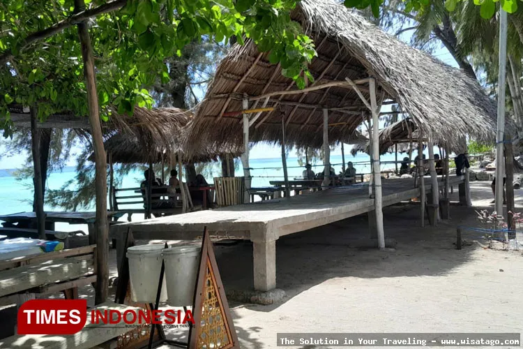 wisata Pantai Walakiri saat matahari terbenam