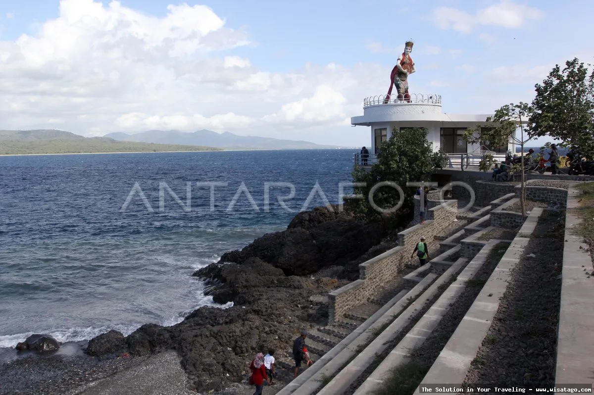 Wisata Pantai Watu Dodol yang indah