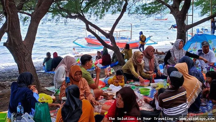 Wisata Pantai Watu Dodol yang indah