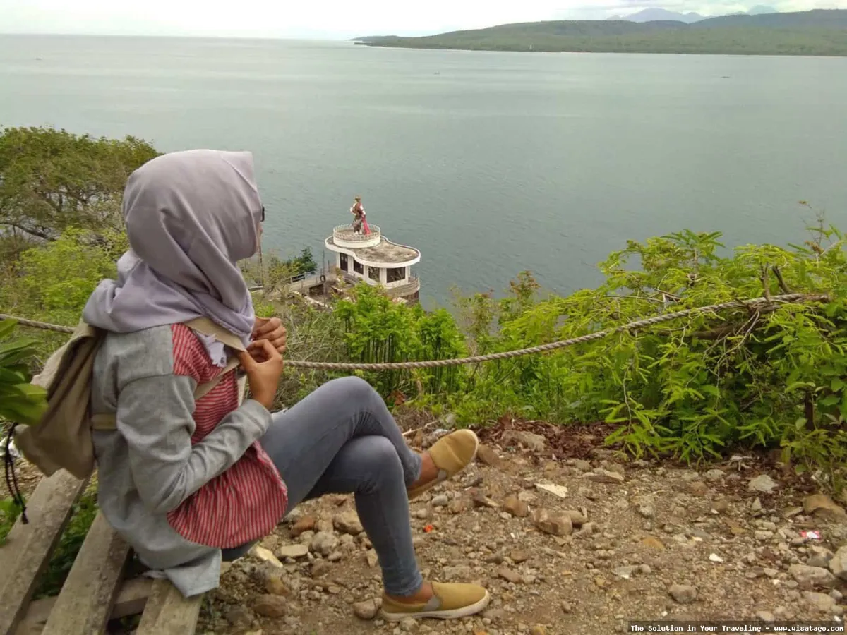 Wisata Pantai Watu Dodol yang mempesona