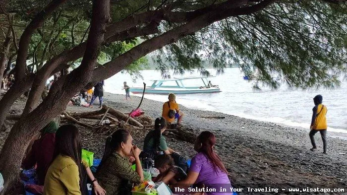 wisata Pantai Watu Dodol yang indah