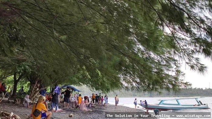 Wisata Pantai Watu Dodol yang indah
