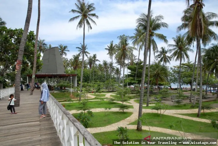 Wisata Pantai Watu Dodol yang indah