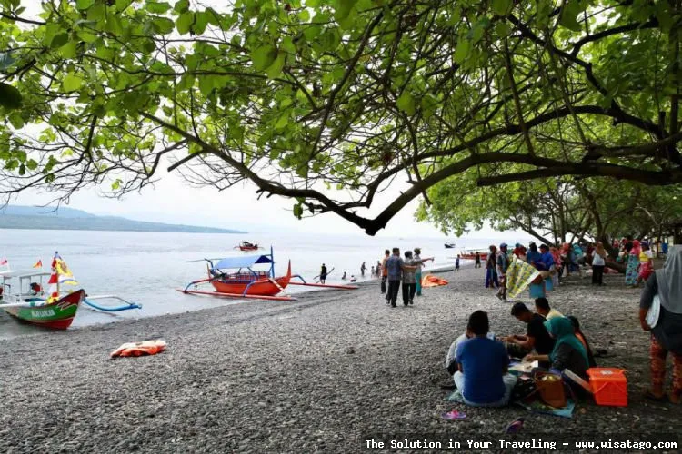 Wisata Pantai Watu Dodol yang indah