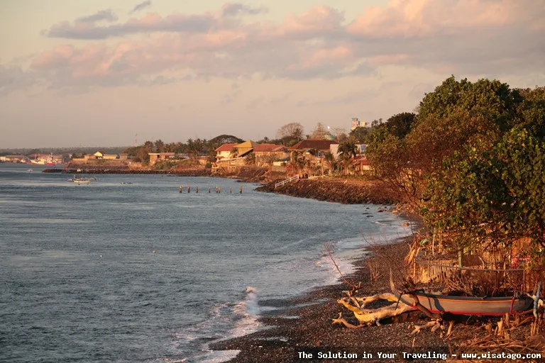 Wisata Pantai Watu Dodol yang indah
