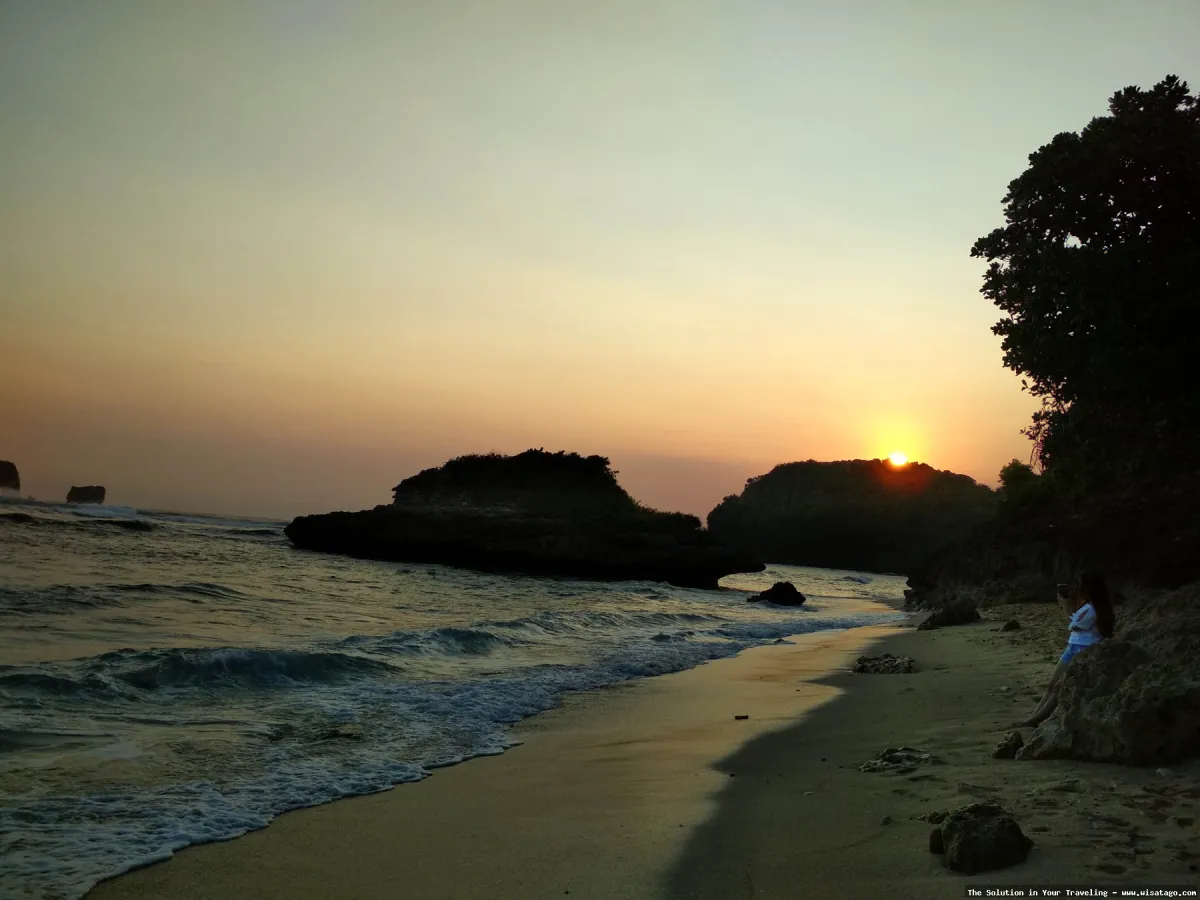 Wisata Pantai Watu Leter nan indah