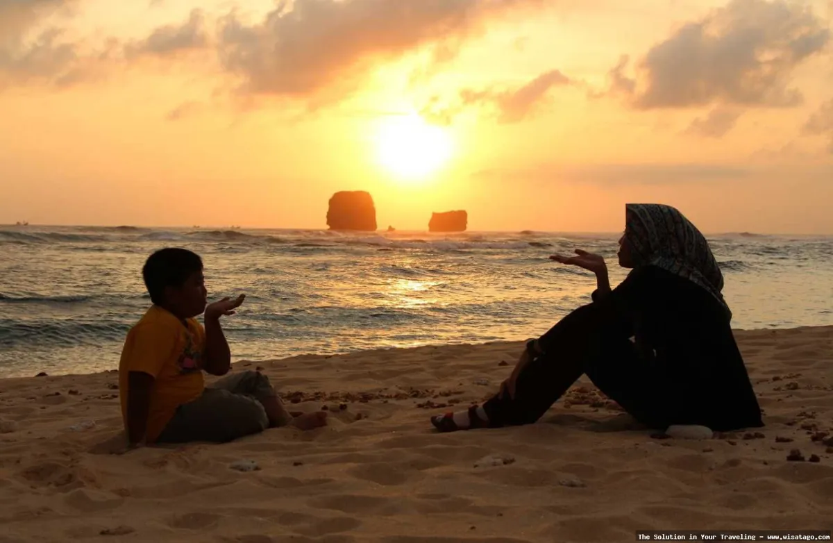 wisata Pantai Watu Leter nan indah