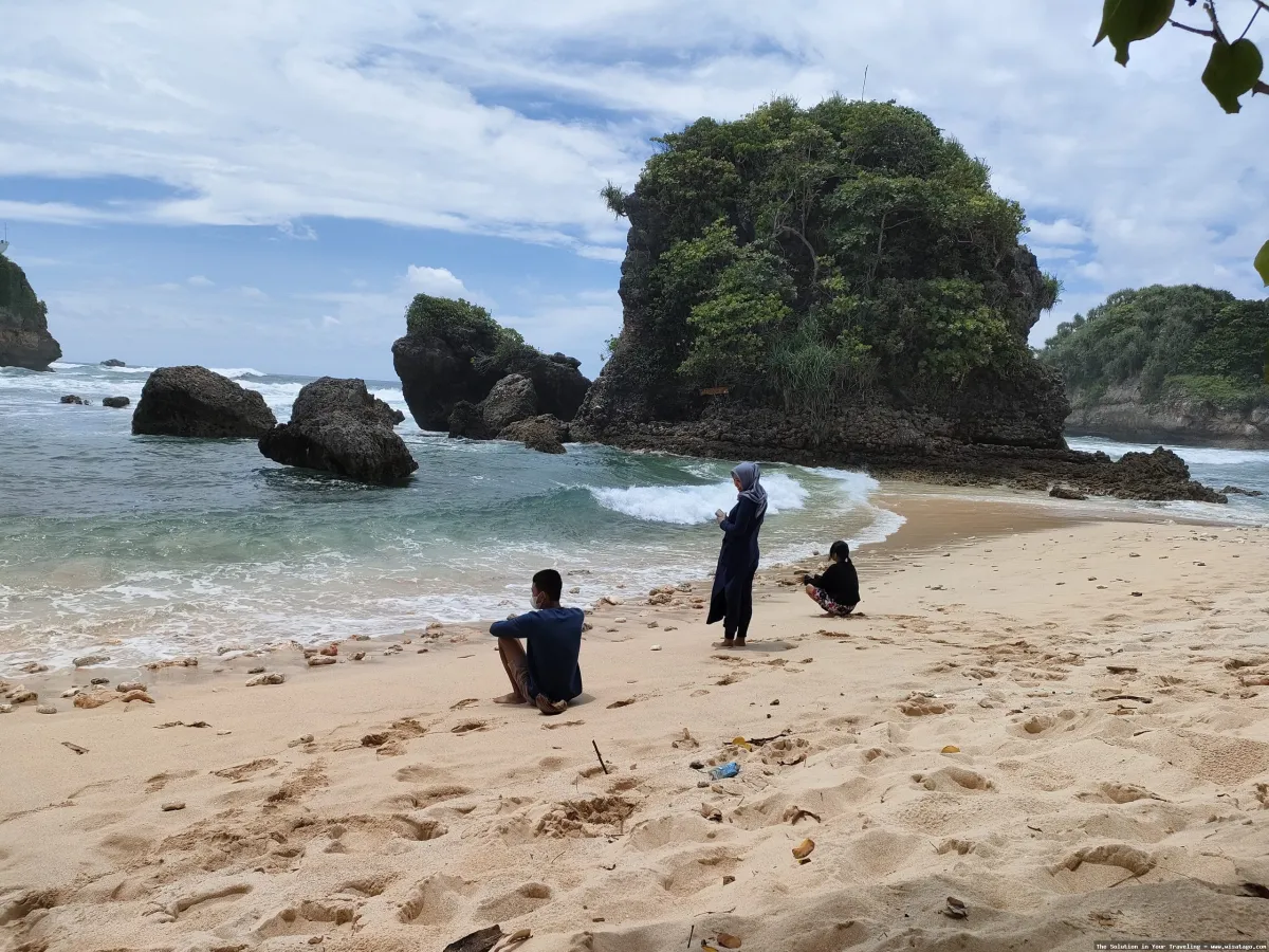 Wisata Pantai Watu Leter nan indah