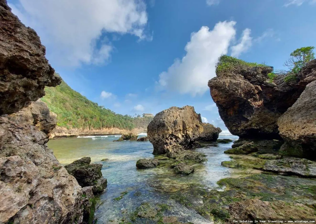 wisata Pantai Watu Leter nan indah