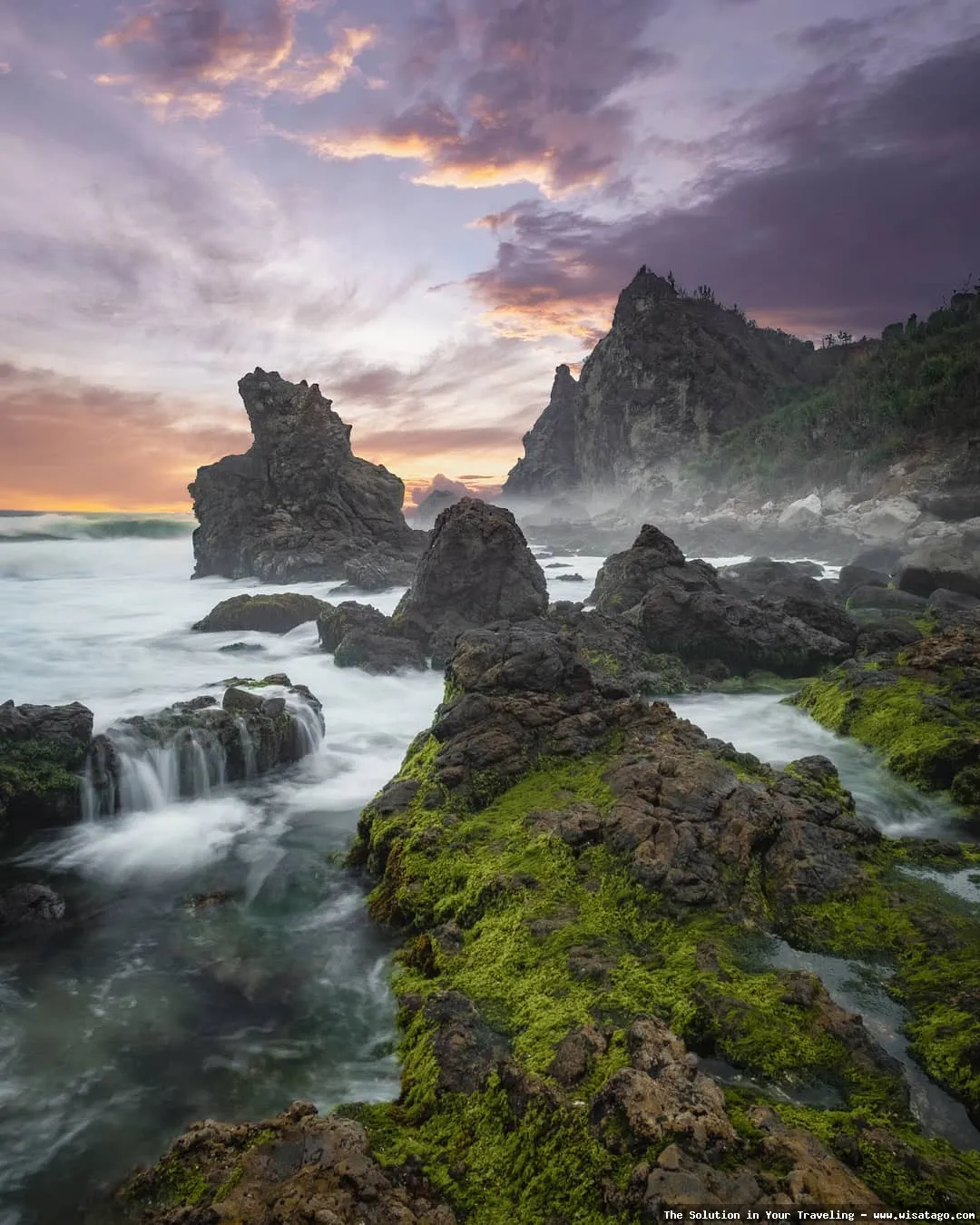 Wisata Pantai Watu Lumbung menawan