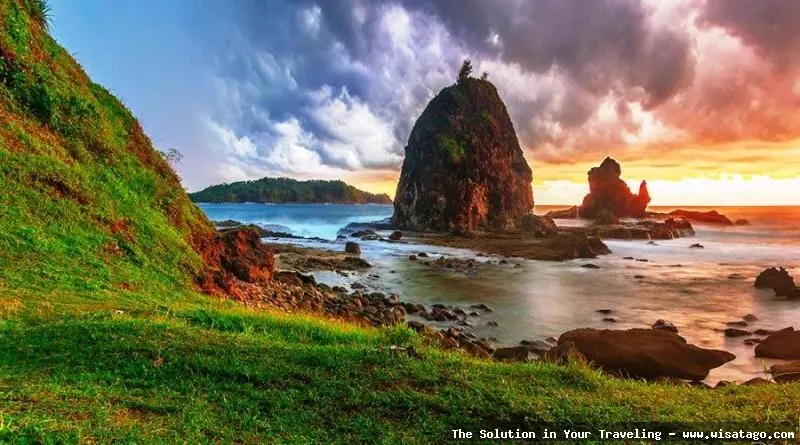 wisata Pantai Watu Lumbung yang indah