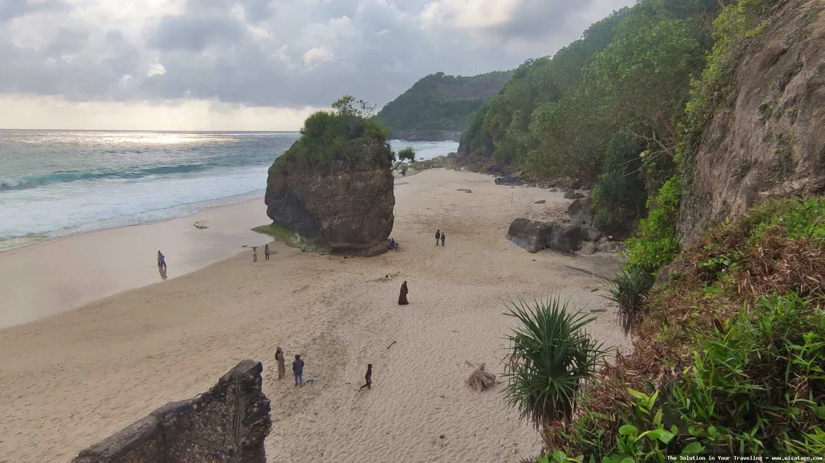 wisata Pantai Watu Lumbung nan indah