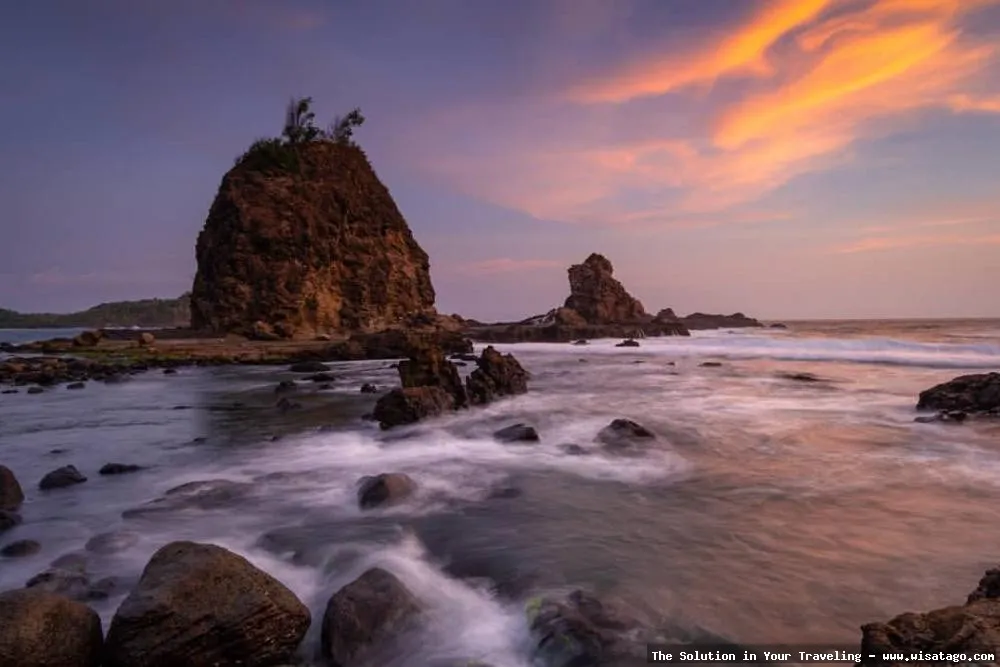wisata Pantai Watu Lumbung yang indah