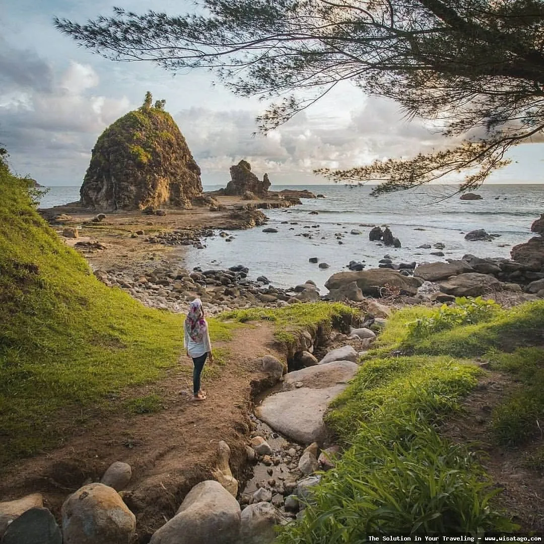 wisata Pantai Watu Lumbung yang indah