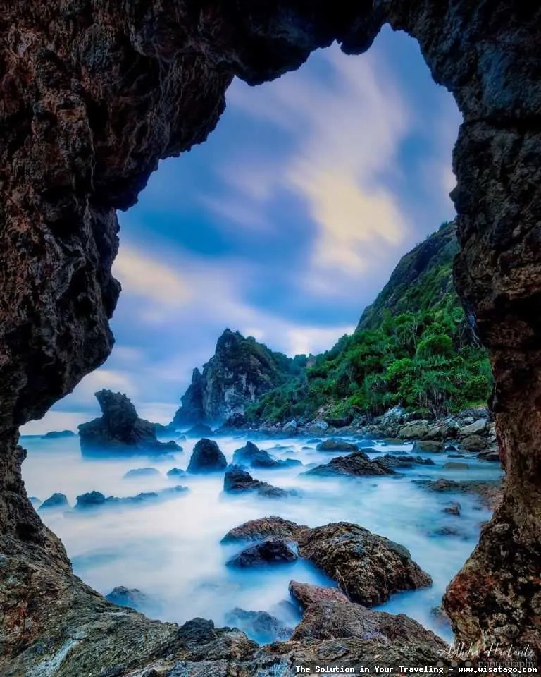 wisata Pantai Watu Lumbung yang eksotis