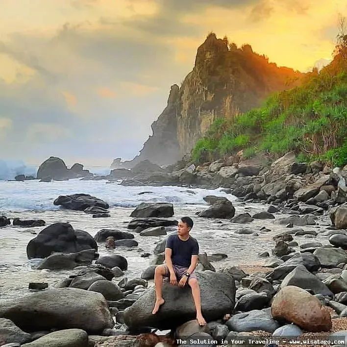 wisata Pantai Watu Lumbung indah memukau