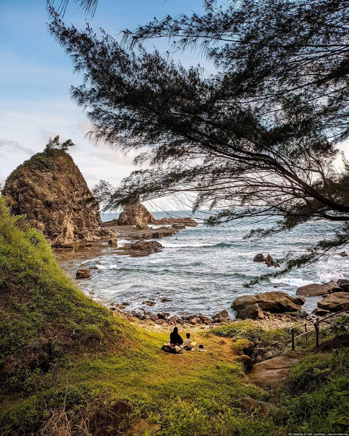 wisata Pantai Watu Lumbung yang eksotis