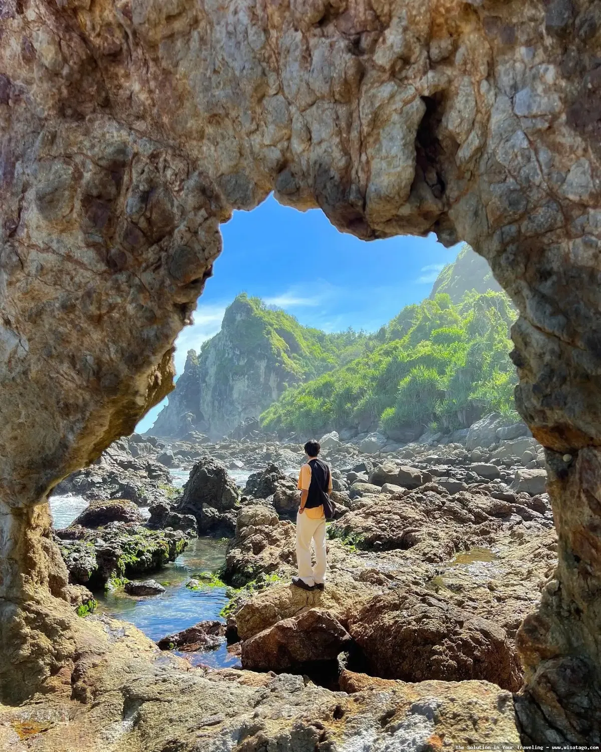 wisata Pantai Watu Lumbung nan eksotis