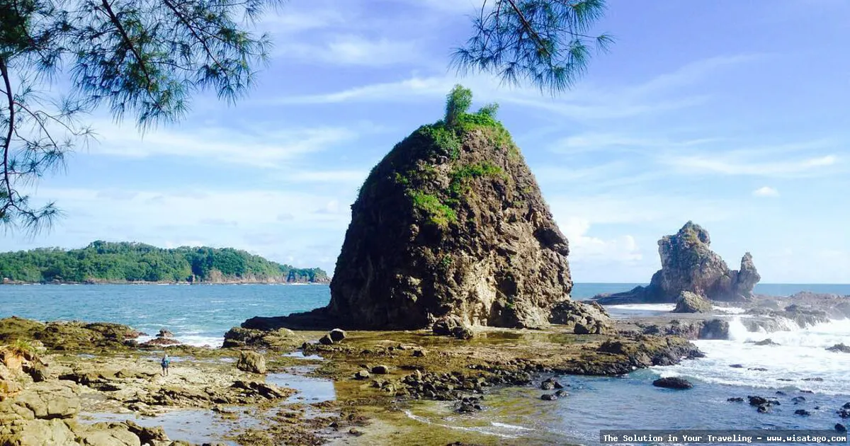 wisata Pantai Watu Lumbung yang menawan