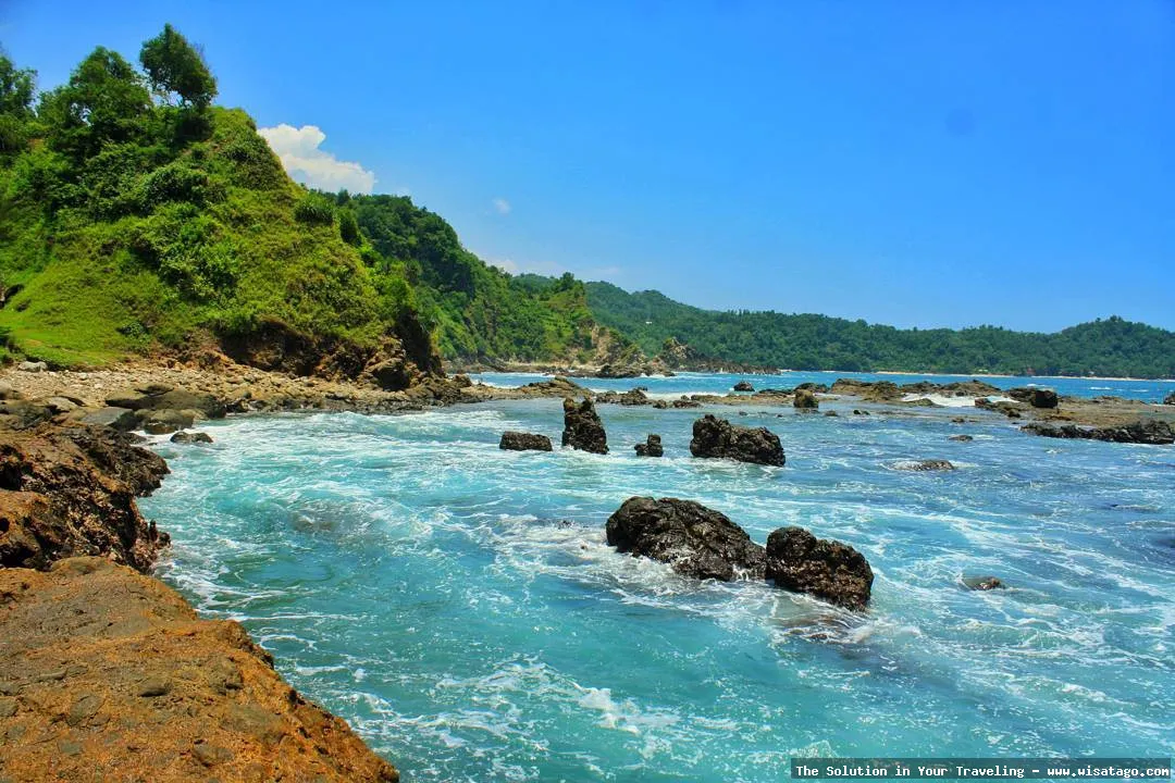 wisata Pantai Watu Lumbung yang indah