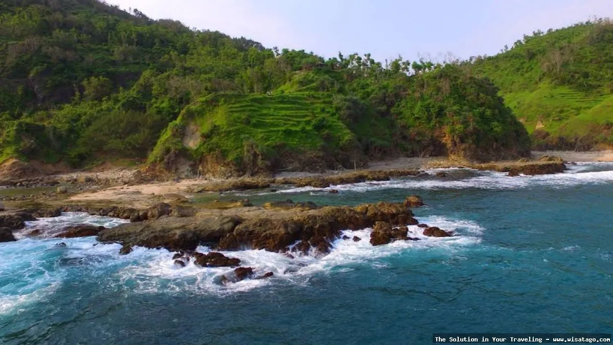 wisata Pantai Watu Lumbung yang indah