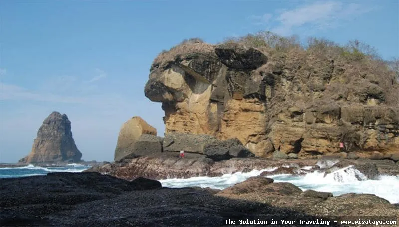 wisata Pantai Watu Ulo Jember indah