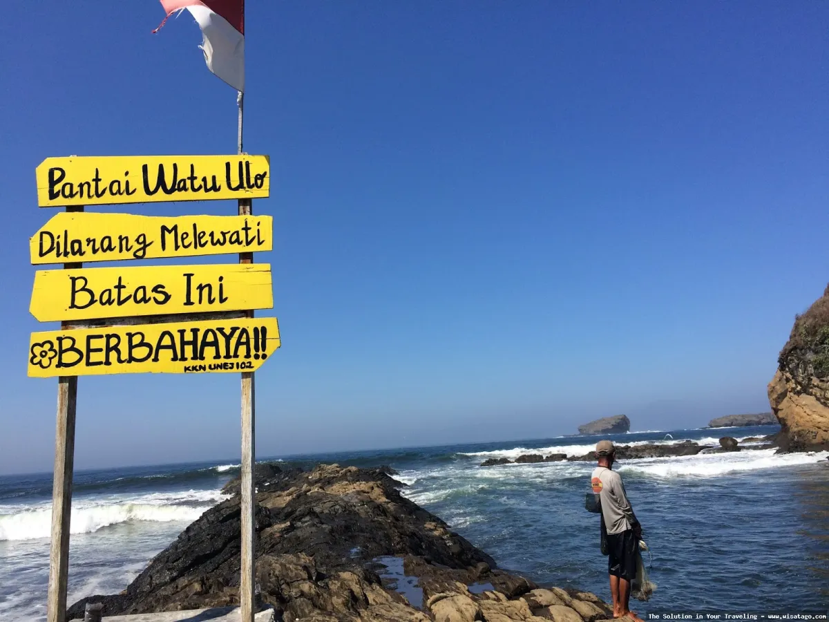 wisata Pantai Watu Ulo Jember indah