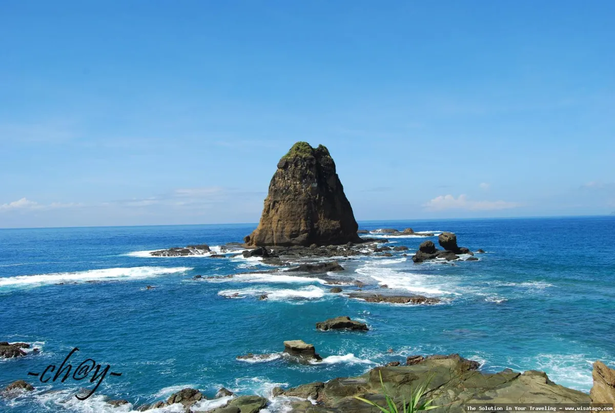wisata Pantai Watu Ulo Jember eksotis