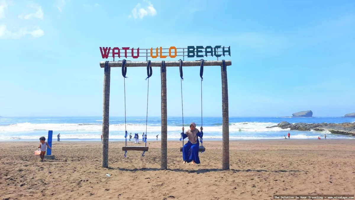 Wisata Pantai Watu Ulo Jember indah