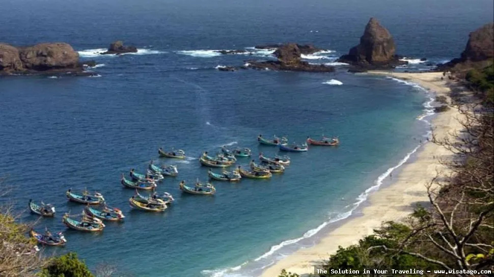 wisata Pantai Watu Ulo Jember indah