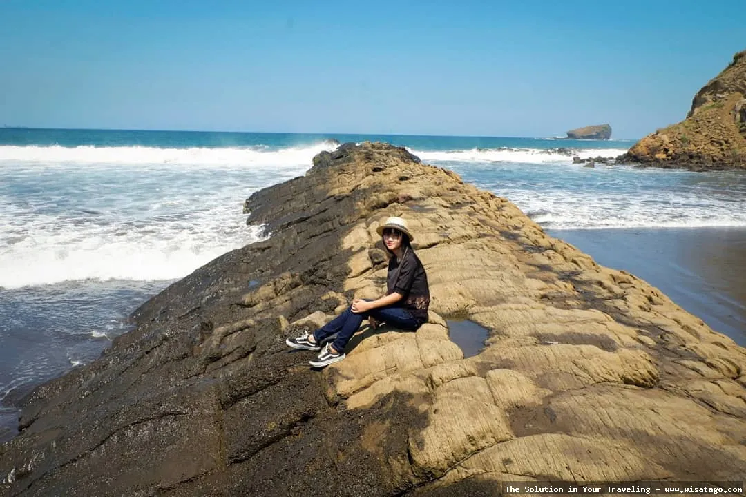 wisata Pantai Watu Ulo Jember indah
