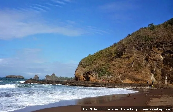 Wisata Pantai Watu Ulo Jember mempesona