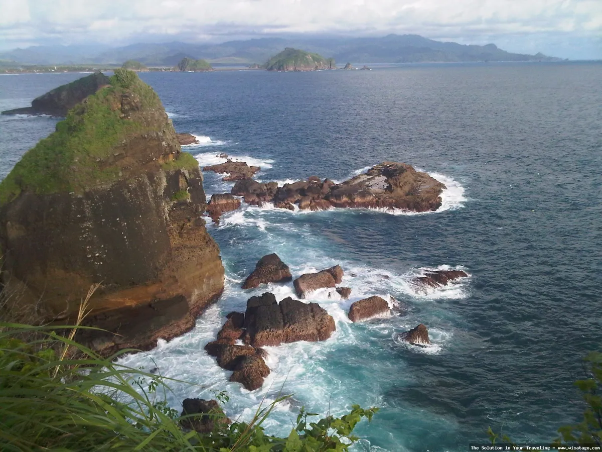 wisata Pantai Watu Ulo Jember eksotis