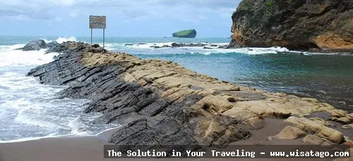 Wisata Pantai Watu Ulo Jember indah.