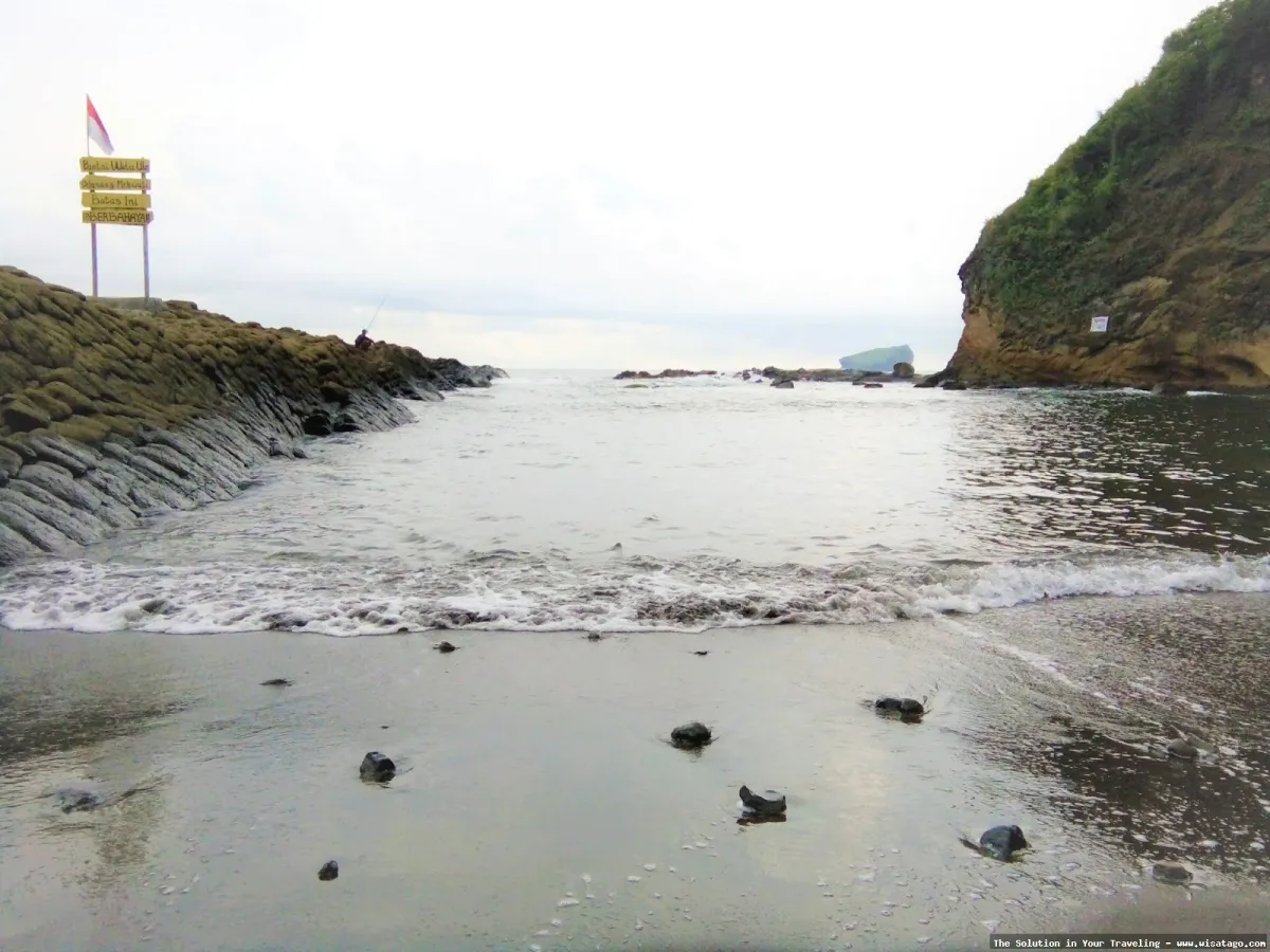 Wisata Pantai Watu Ulo Jember indah.