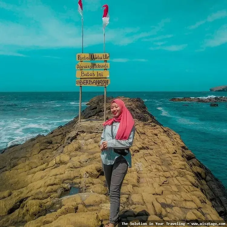 wisata Pantai Watu Ulo Jember indah