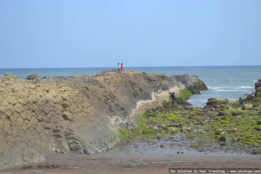 wisata Pantai Watu Ulo Jember indah
