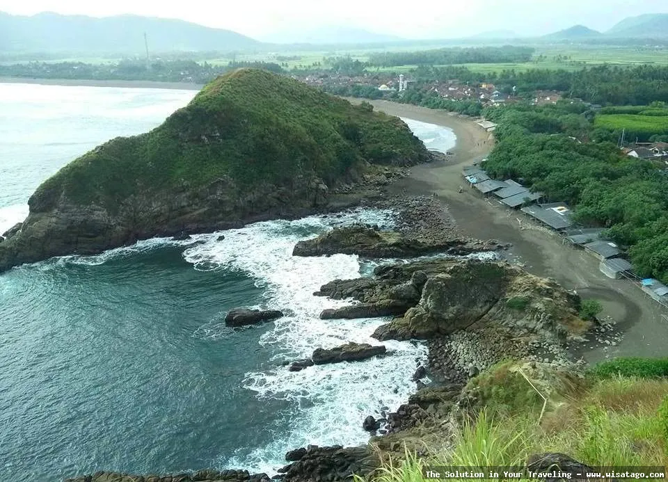 Wisata Pantai Watu Ulo Jember indah.