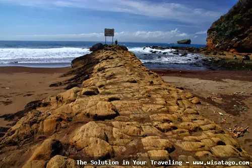 wisata Pantai Watu Ulo Jember indah