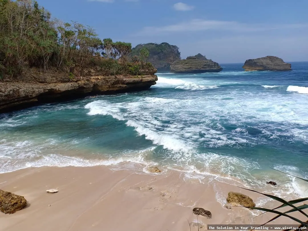 Wisata Pantai Watulawang yang mempesona