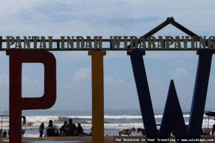 Wisata Pantai Widarapayung yang menawan.