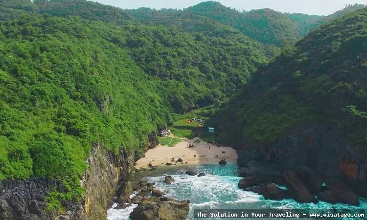 wisata Pantai Wohkudu yang menawan