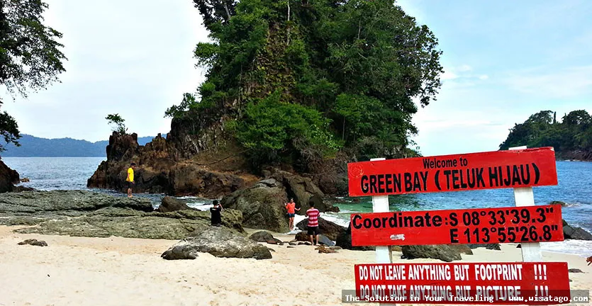 wisata Teluk Hijau dengan keindahan alami