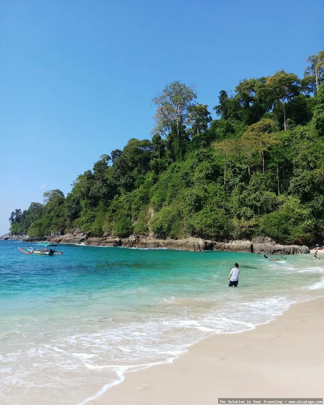 Wisata Teluk Hijau dengan pemandangan indah