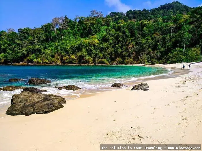 wisata Teluk Hijau dengan pemandangan indah