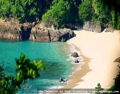 wisata Teluk Hijau, keindahan alami.