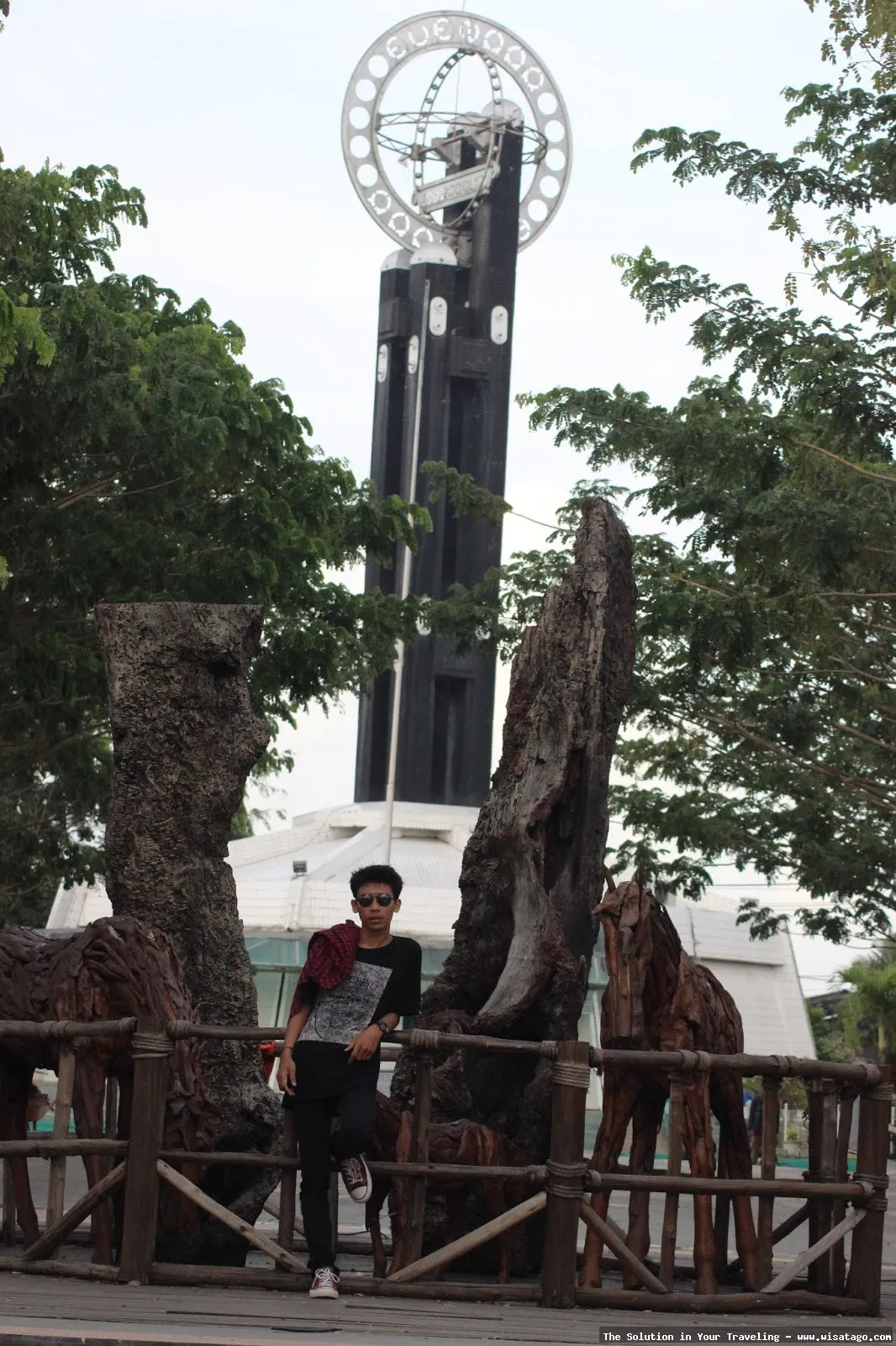 Wisata Tugu Khatulistiwa, momen garis lintang.