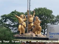 wisata Tugu Simpang Lima yang ikonik